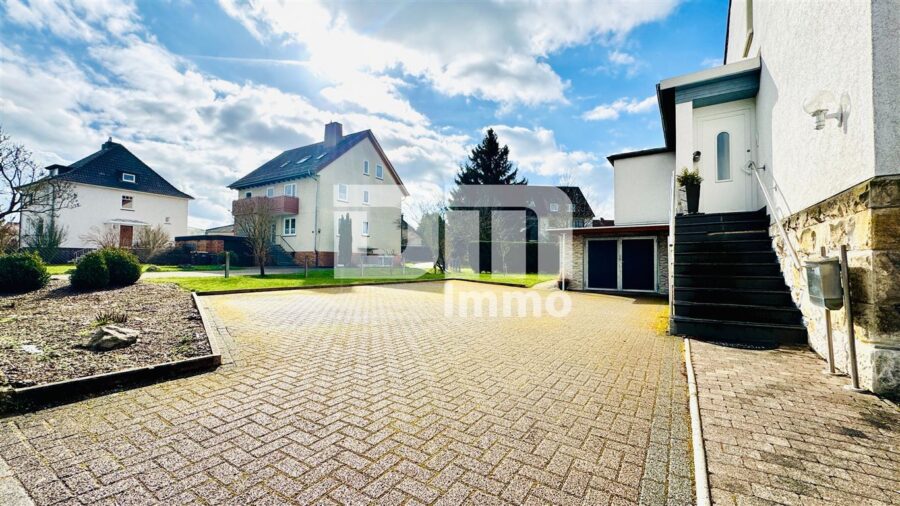 Ein bis Zweifamilienhaus mit 2 Terrassen, Garage und angelegtem Gartenbereich - 4x PKW Stellplatz / Haupteinfahrt
